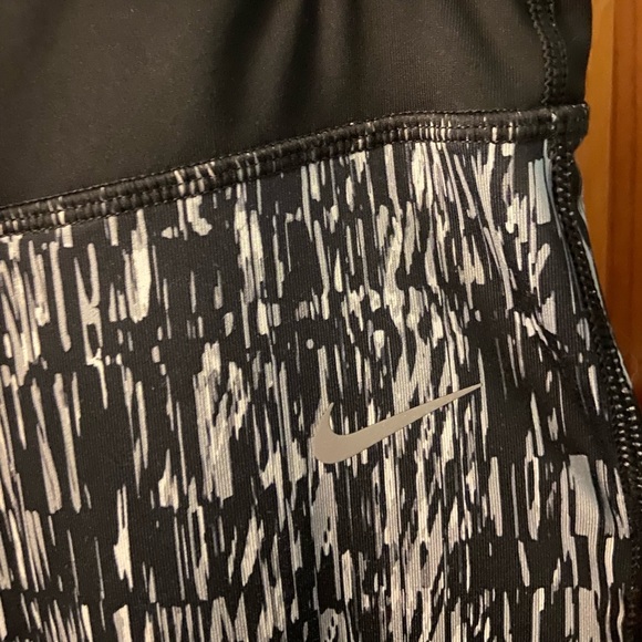 Nike. Size Medium. Black & White Pattern Mid-Rise Cropped Leggings. - Picture 3 of 4